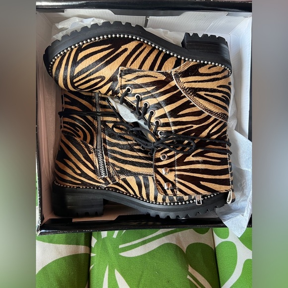 Aqua By Bloomingdale’s Jax Tiger Print Combat Chunky Heel Boots New 9 - Picture 2 of 4